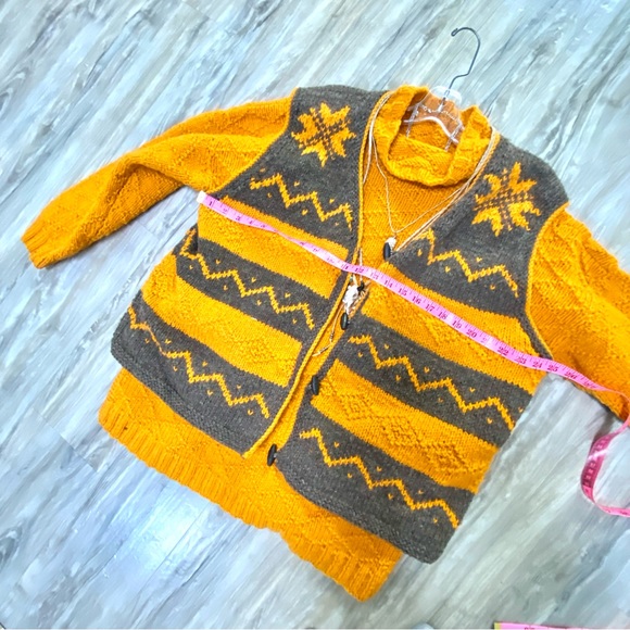 Stunning handcrafted wool sleeveless sweater/vest-cottage western/cowitchan vibe - Picture 9 of 10
